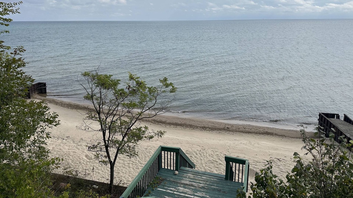 Applegate Cabin | Lakefront cottage with 100ft private sandy beach.