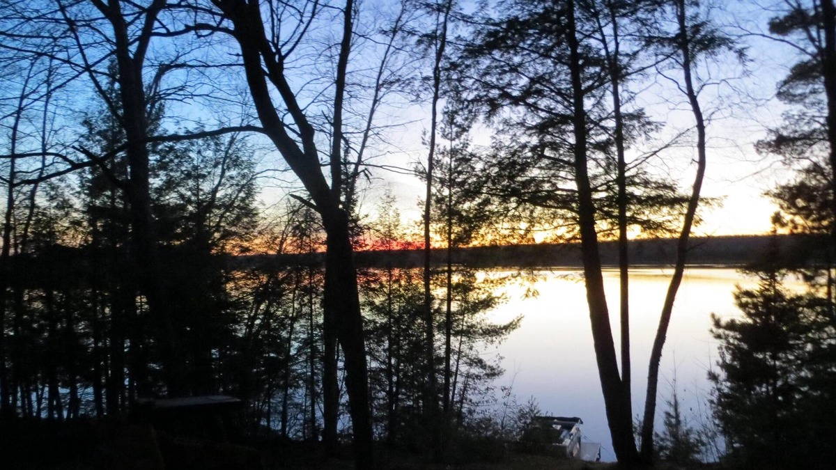 Crandon Cottage | Lakefront Cottage with 18' Pontoon included