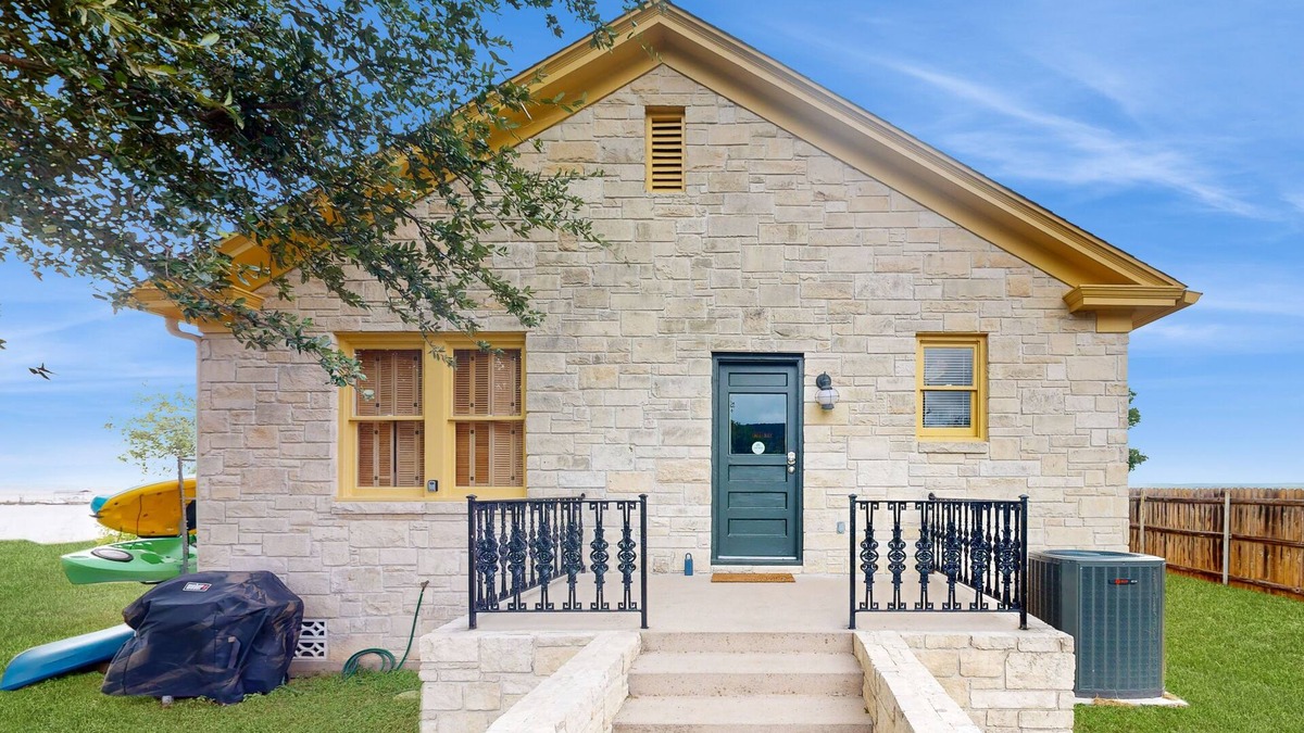 Silver Creek Village House | Lakefront cottage with 3 kayaks, waterside hammock
