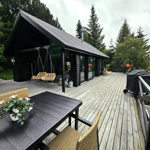 Skorradalshreppur Ski Chalet | Lakefront cottage with jacuzzi
