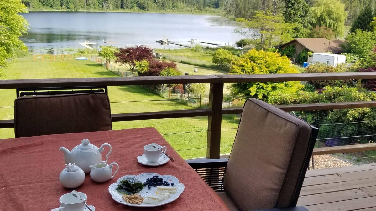 Maple Heights-Lake Desire Cottage | Lakefront Cottage with Mountain view