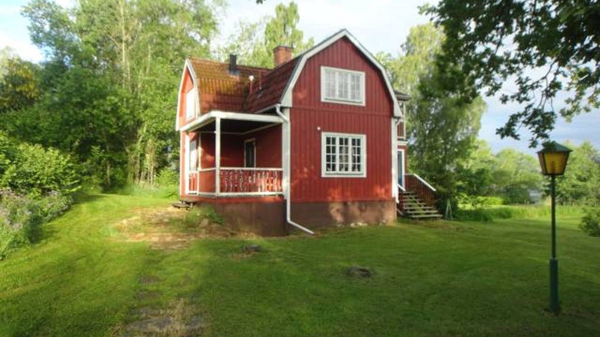 Lagersberg House | Lakefront cottage with private dock, boat, sauna and large garden with barbecue area