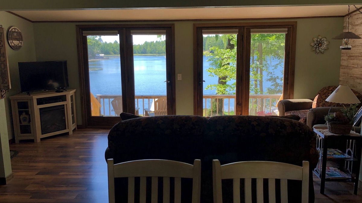 Crivitz Cottage | Lakefront cottage with beautiful sunset view - Perfect Fall and Winter getaway