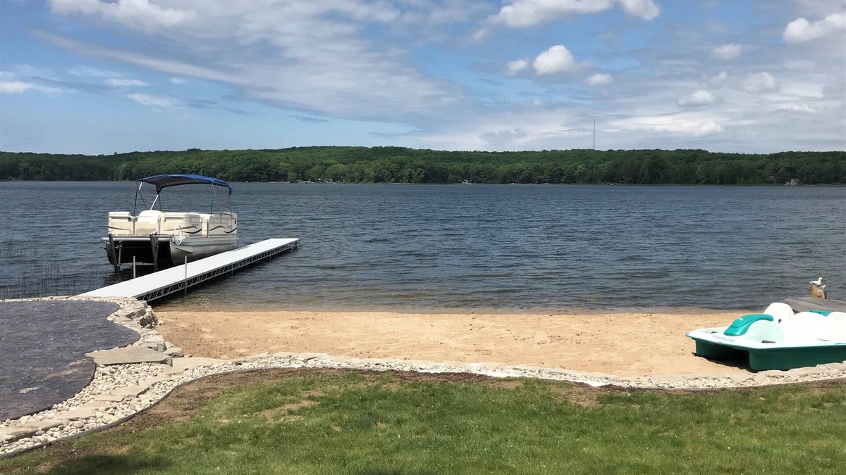 Fountain Cottage | Lakefront cottage with sandy beach and great fishing on Gunn Lake in Fountain MI