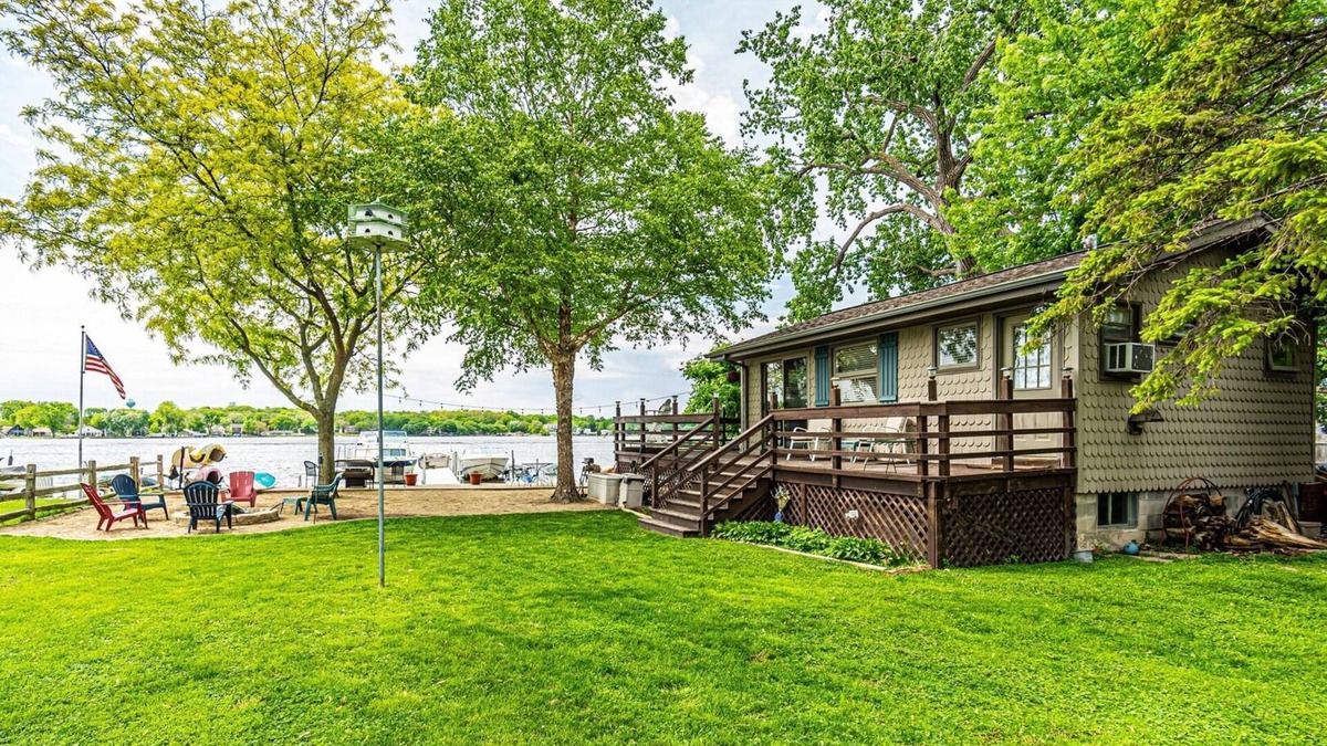 Fox Lake Cottage | Lakefront Cottage with Gorgeous Sunsets