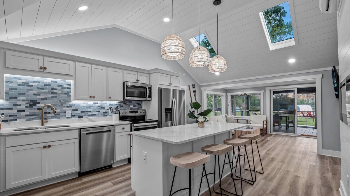 Putnam Township House | Lakefront Cottage with Hot Tub