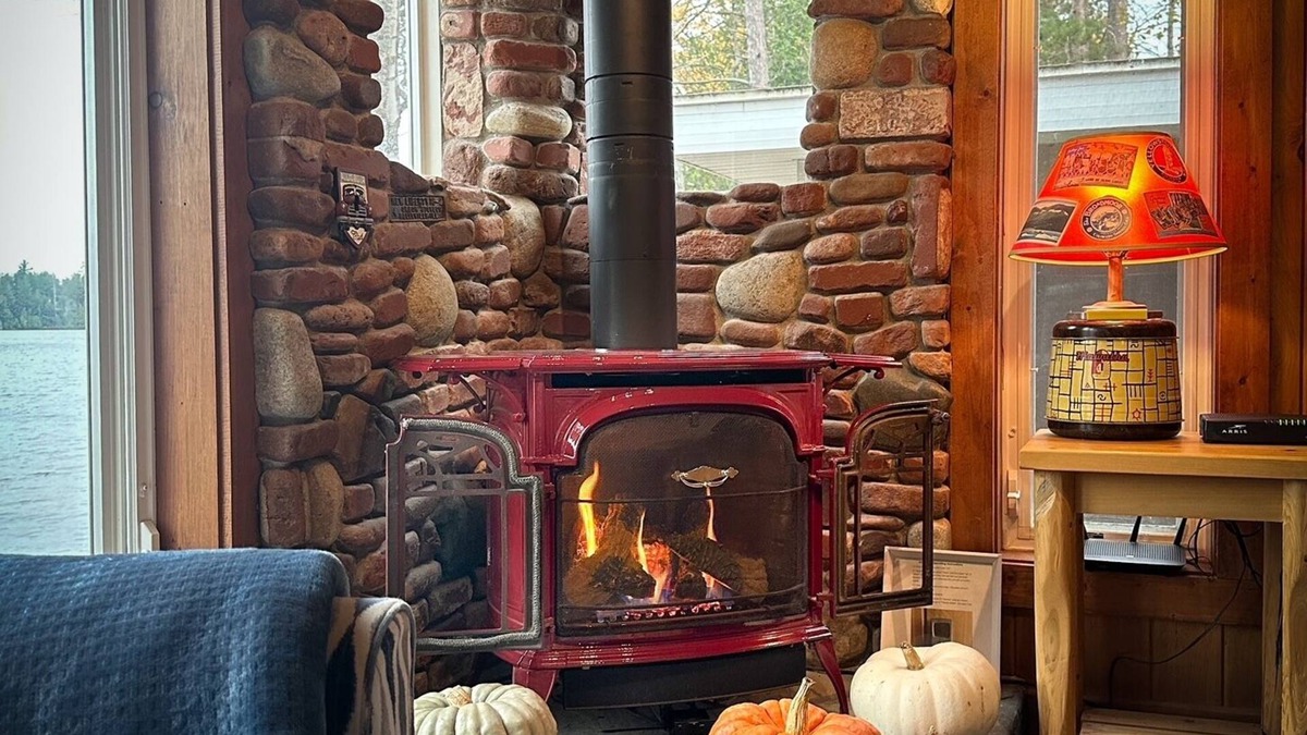 Gwinn Cottage | Lakefront/Cozy Cedar Cottage/Fireplace/Firepit/Sauna/Minutes from Marquette!