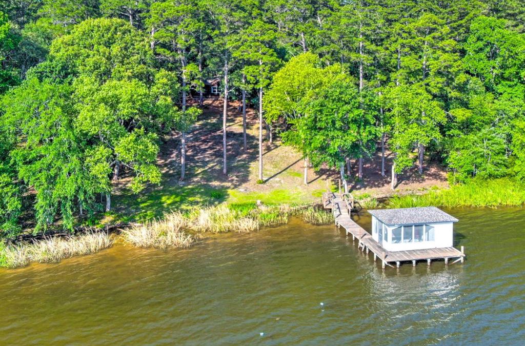 Grapeland House | Lakefront Crockett Cabin with Boathouse and Kayaks!