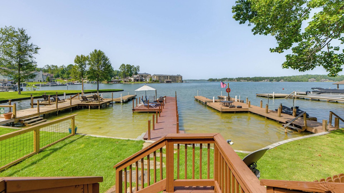 Dadeville Villa | Lakefront Dadeville Villa w/Deck & Private Dock!