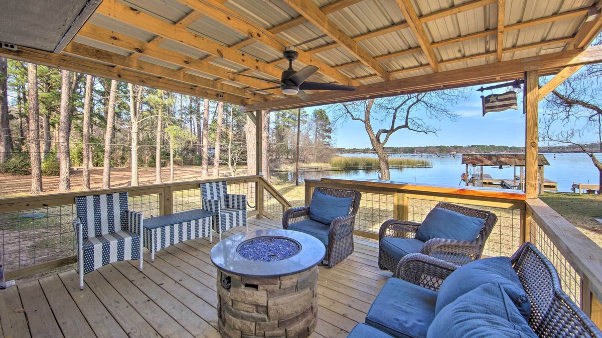 Lone Star House | Lakefront Daingerfield Retreat w/Shared Dock!