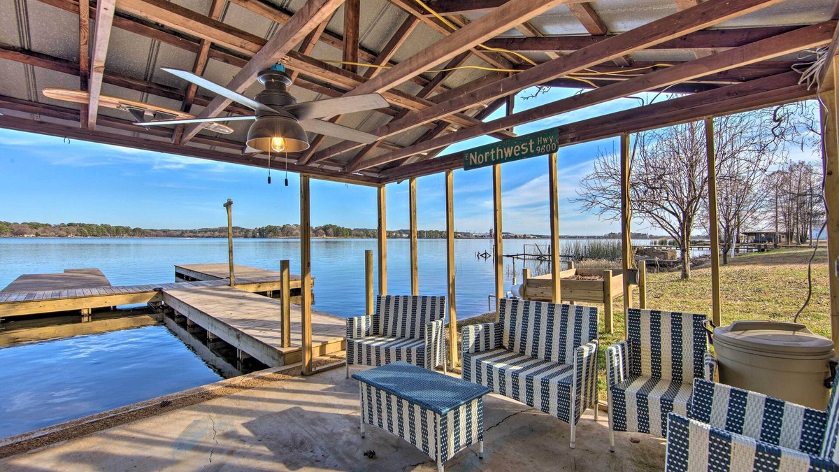 Lone Star Cottage | Lakefront Daingerfield Retreat w/Shared Dock!