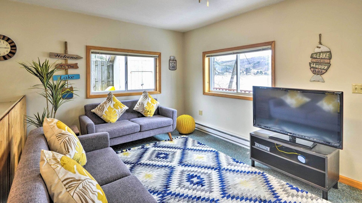De Ruyter Cottage | Lakefront DeRuyter Cottage w/ Dock & Hot Tub!