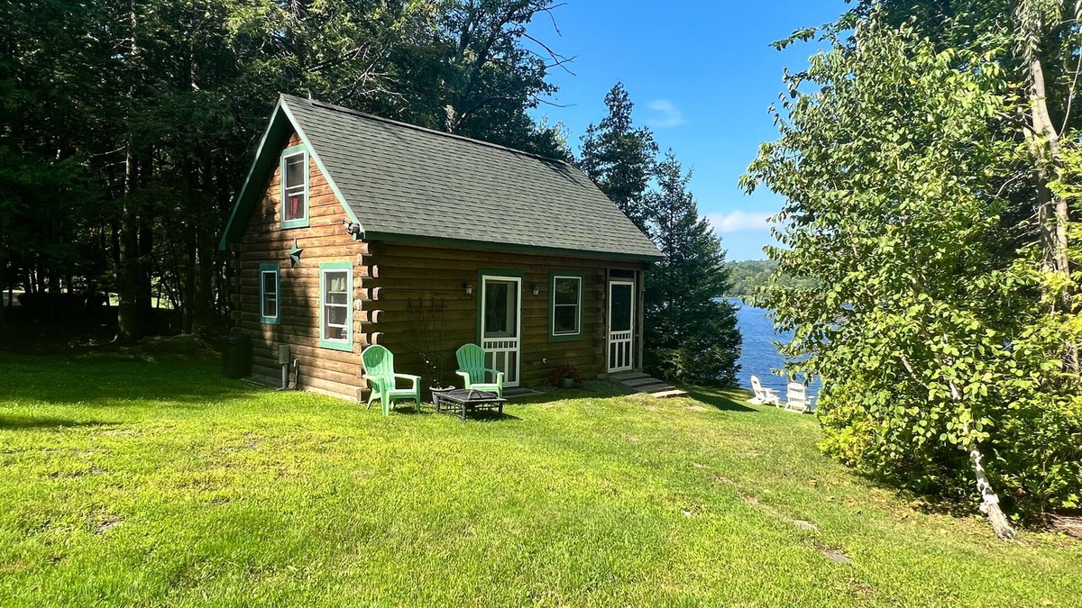 Oakland Cabin | Lakefront, dog-friendly cottage with screened porch, firepit, WiFi & lake access