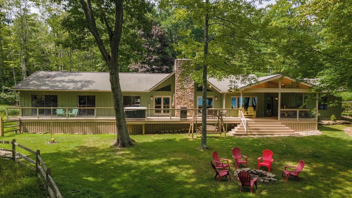 Turkey Neck House | Lakefront Dog Friendly Cottage w/Dock & Fire Pit