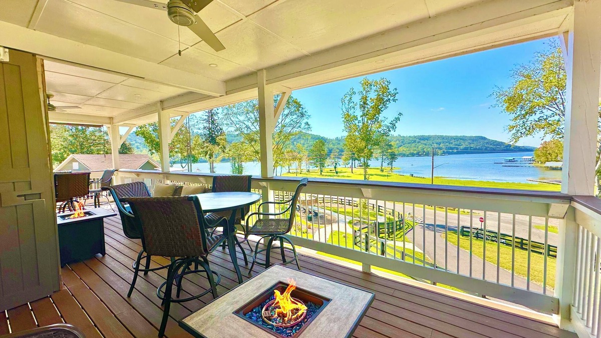 Cedar Bluff House | Lakefront Double Studio-Lake, Pool, Splash Pad, hot tub, fire pit, kayaks, etc!