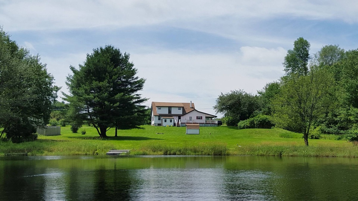 Blakeslee House | Lakefront Escape -1 acre/private pool/kayak/fire pit/swing set