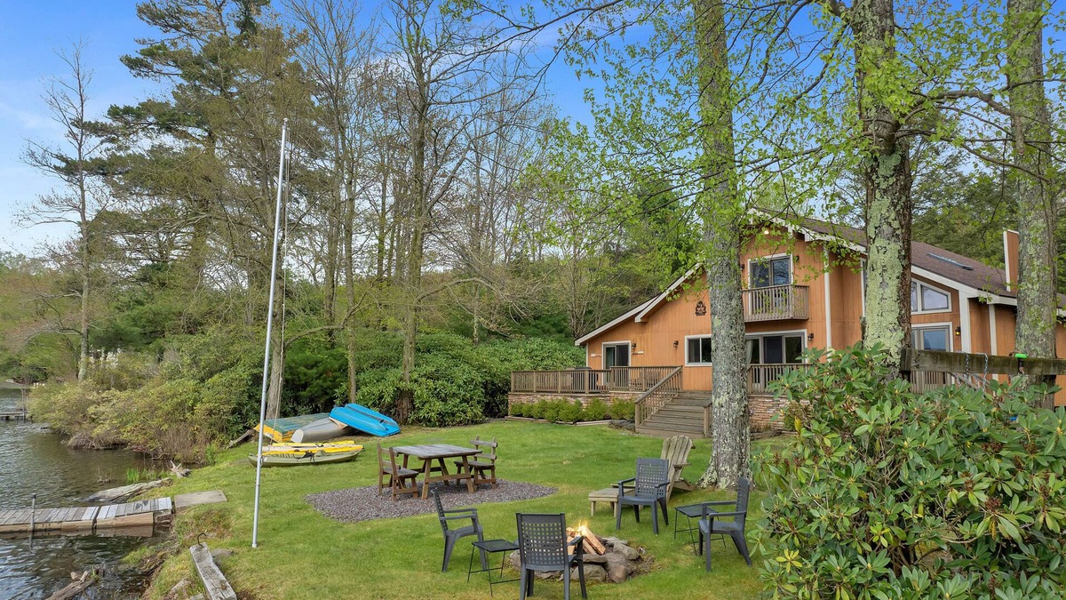 Lake Ariel Villa | Lakefront Escape - Family Friendly | Kayaks | Row Boat | Fireplace