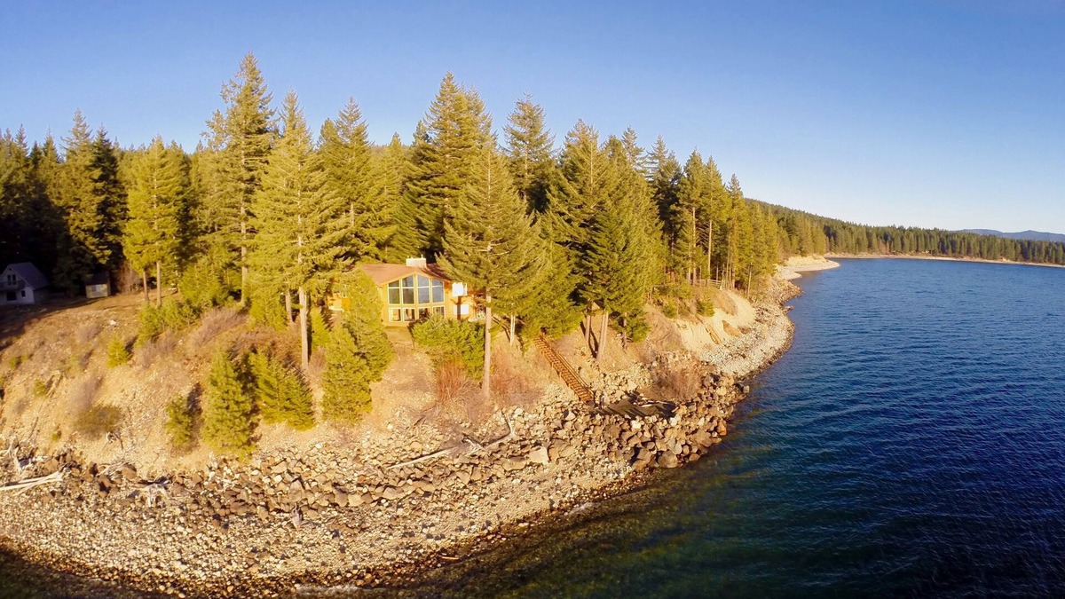 Cle Elum House | Lakefront Escape-HotTub, Fireplace, GameRoom + Stay&Save Free Nights
