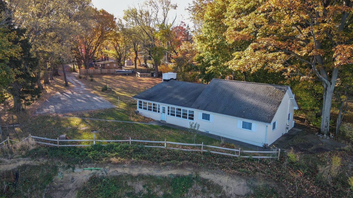 Lake City House | Lakefront Escape on Erie’s Edge | 20 minutes to Presque Isle | Pet Friendly!nn