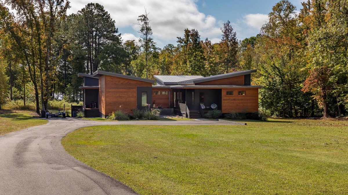 Littleton House | Lakefront Escape w/Boathouse & Helipad – Your Ultimate Lake Gaston Getaway
