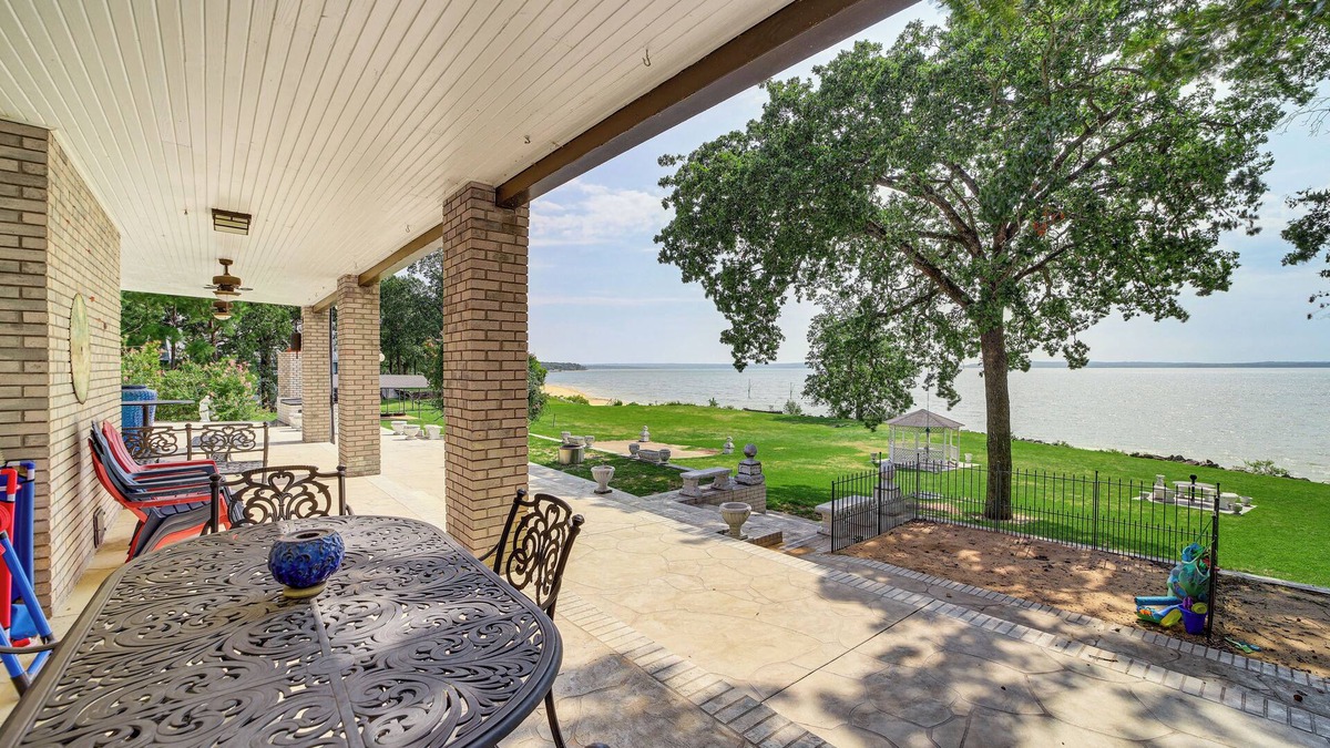 Hoyt House | Lakefront Eufaula Escape w/Dock + Private Beach!