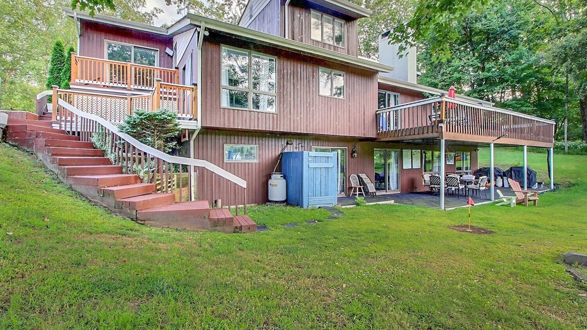 Newton House | Lakefront Family Retreat~Private Pool~Game Room