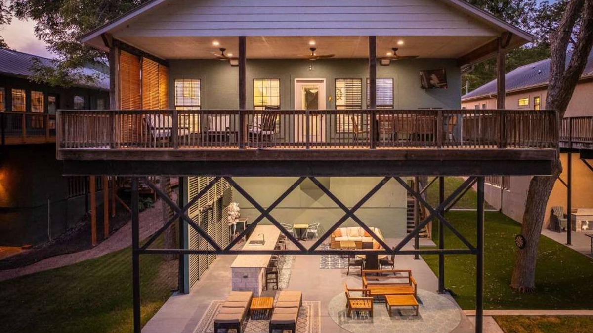 McQueeney House | Lakefront | Fire pit | Outdoor kitchen