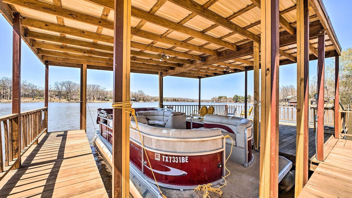Fort Towson House | Lakefront Fort Towson Home: Private Dock & 3 Decks