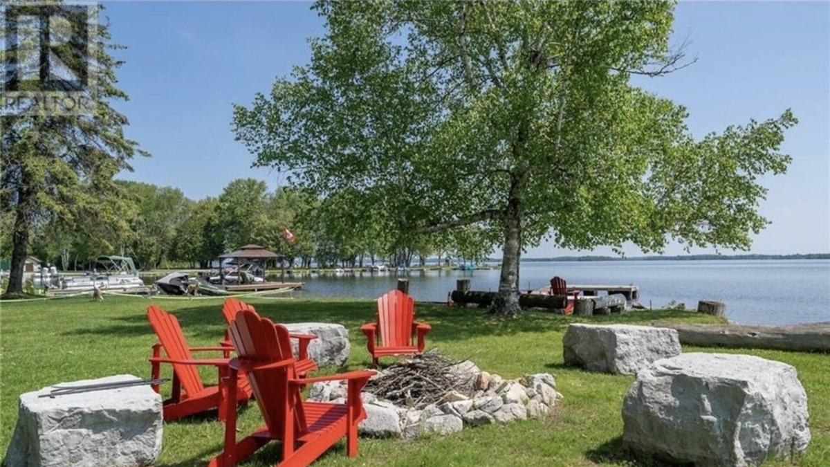 Bobcaygeon Cottage | Lakefront four bedroom cottage on Pigeon Lake! Long term rentals available