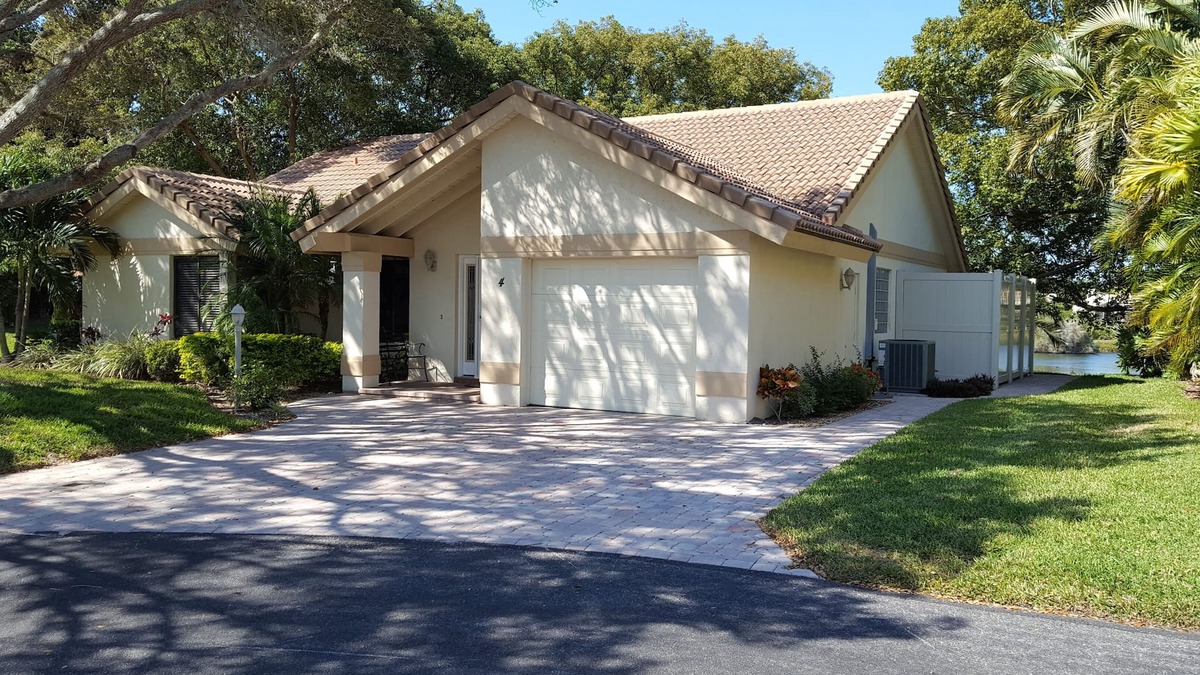 Laurel House | LAKEFRONT-FREE KAYAKS, BICYCLES, PADDLEBOARDS-WALK, BICYCLE, OR PADDLE TO BEACH