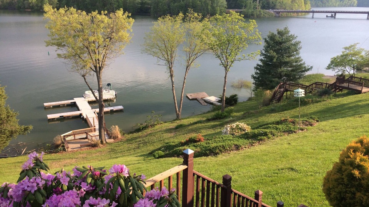 Abingdon Cabin | Lakefront Fun for All Seasons - Hot Tub, Firepit & Sleeps 21. Near Creeper Trail