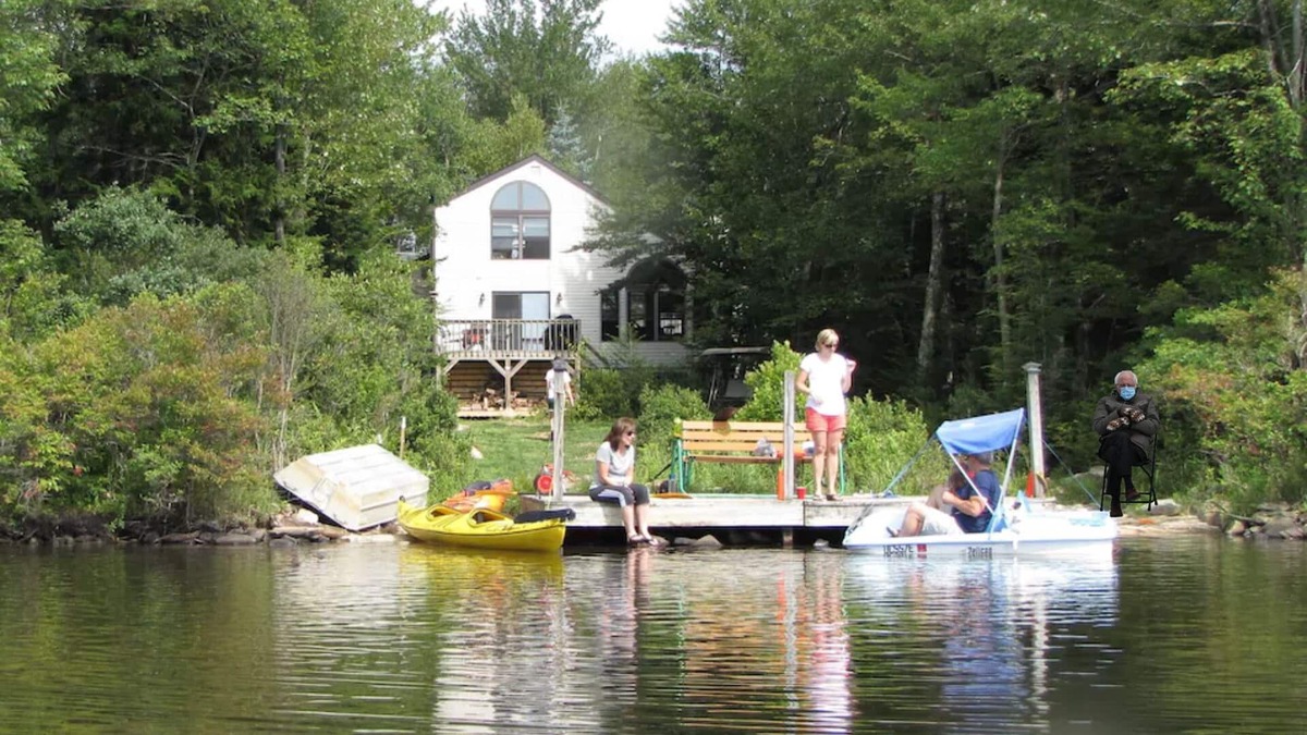 Tobyhanna Ski Chalet | Lakefront - Game room, Fire Place, Dock, Deck, WiFi, Boats, AC, Dog Friendly!