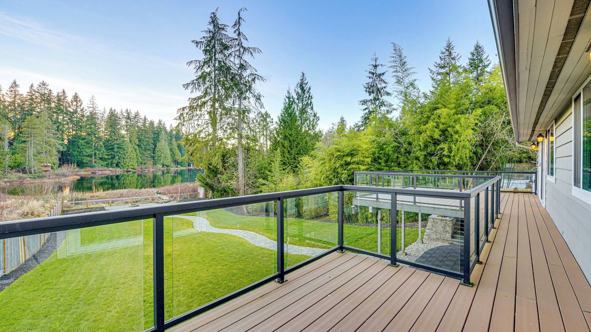 Silver Lake House | Lakefront Gem: Balcony, Fire Pit & Yard in Everett