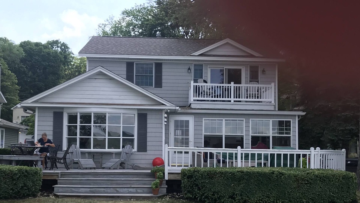 Town of Milo House | Lakefront Gem for 8-10 people with large lakefront outdoor entertainment area