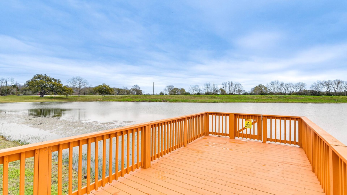 Texas Gulf Coast Region House | Lakefront Gem on 32-Acre Lot in Angleton!