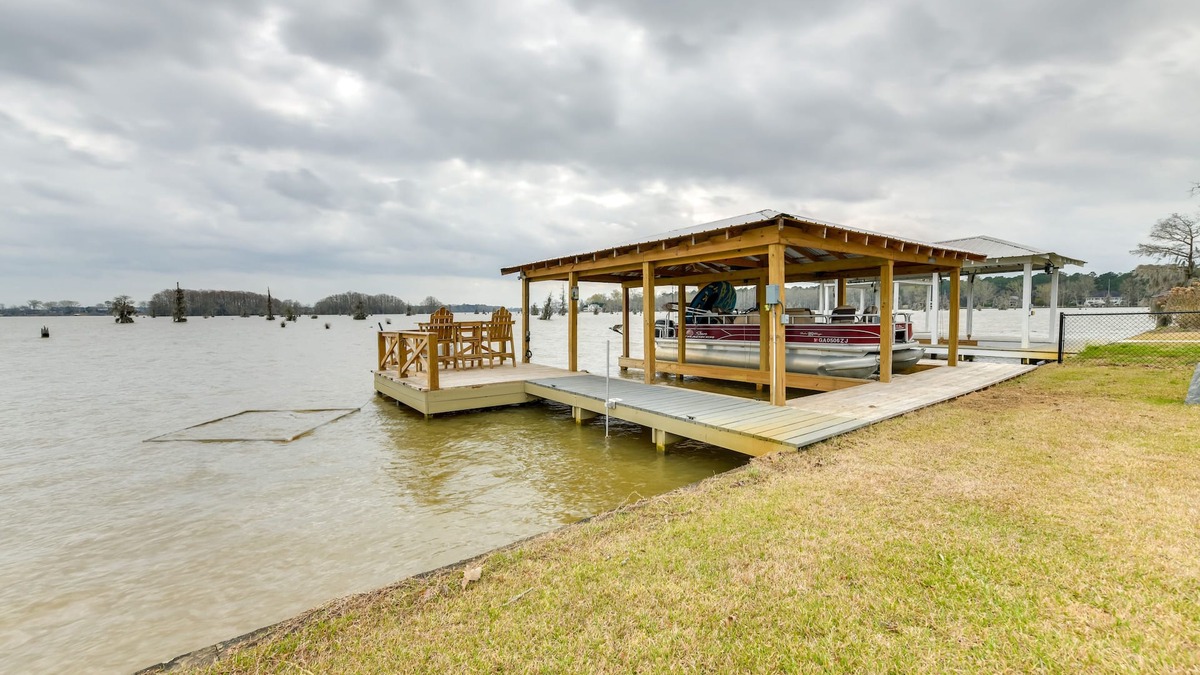 Cobb House | Lakefront Georgia Escape w/ Fire Pit & Boat Dock!