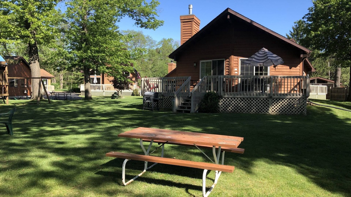 Lake Delton Cottage | Lakefront Getaway! Standalone Condo in the Heart of Wisconsin Dells! VLD000377