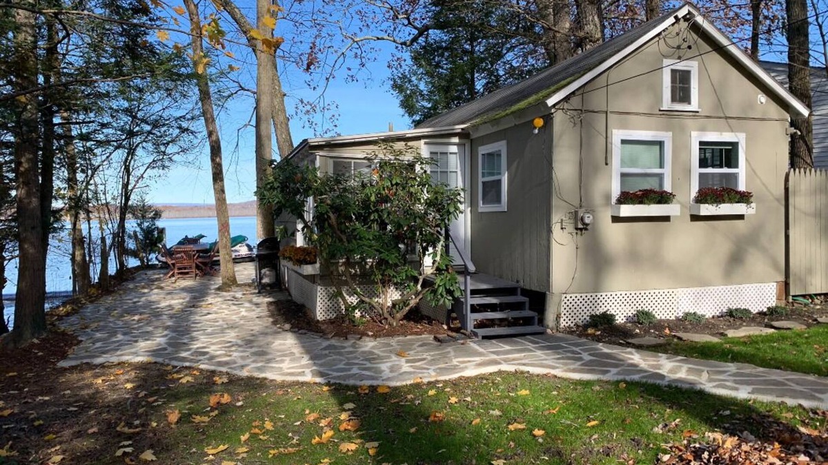 Orange Lake Cottage | Lakefront Getaway - 1 hr fr NYC