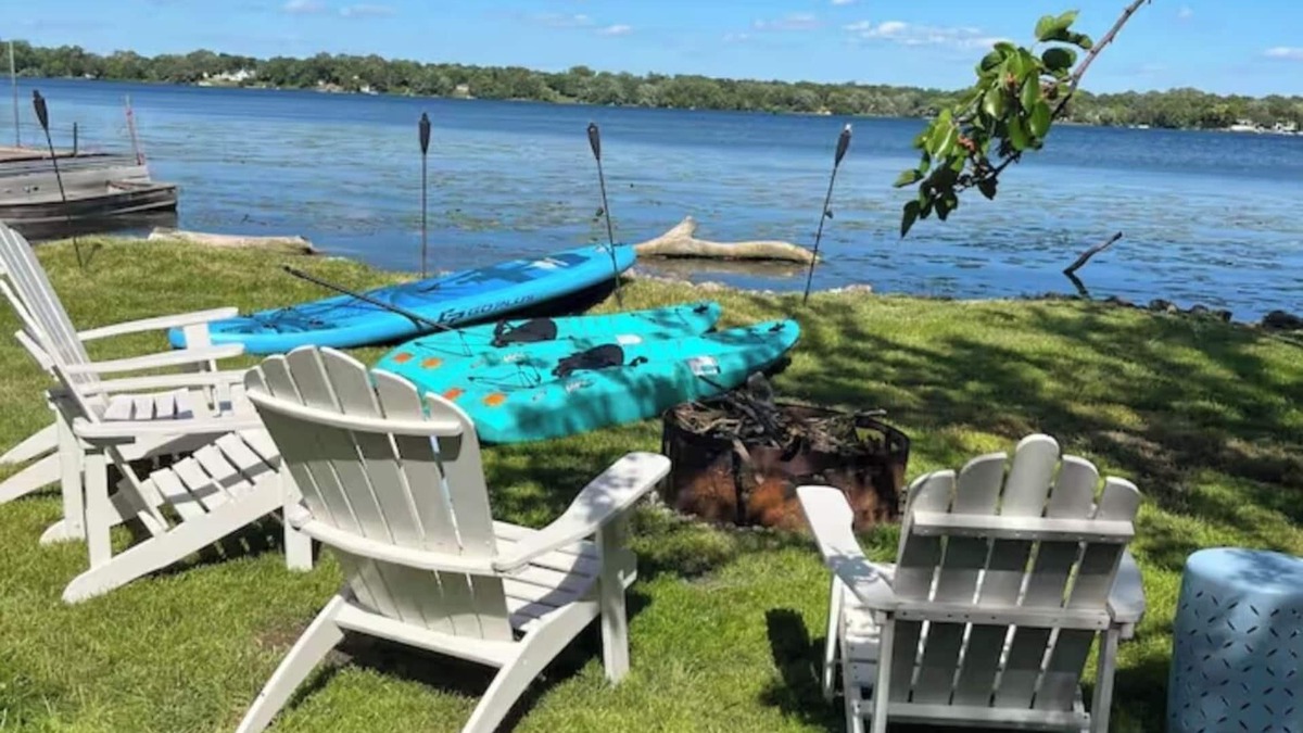 Round Lake Beach House | Lakefront getaway near Navy Base