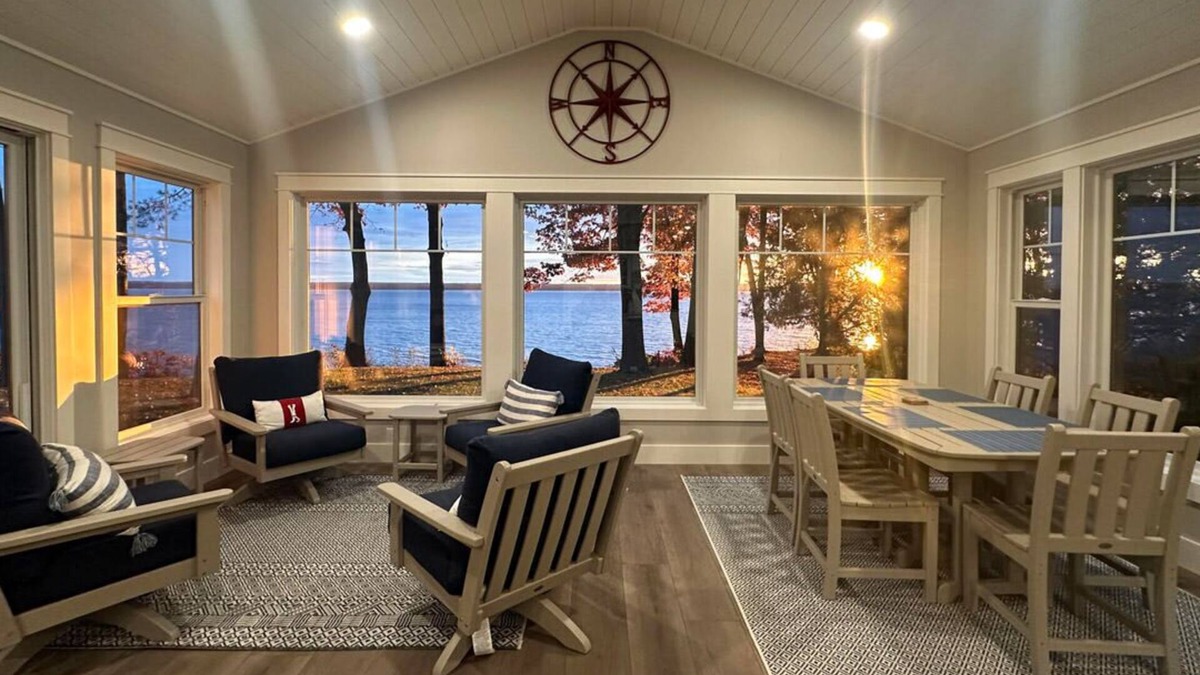 Town of Torrey House | Lakefront Getaway: The Blue Bungalow on Seneca Lake