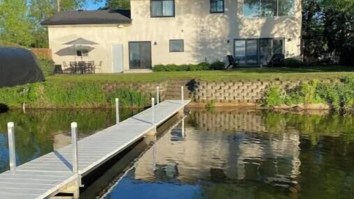 Oak Grove House | Lakefront Getaway