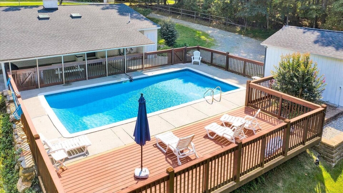 Moneta House | 🌊 Lakefront Getaway with 🏖 Saltwater Pool, 🎣 Dock, 🛏 Linens Included