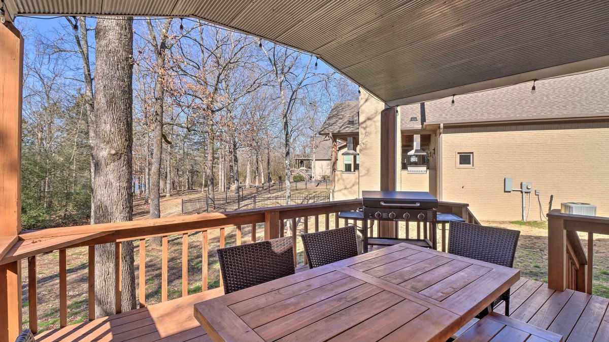 Greers Ferry Cabin | Lakefront Greers Ferry Cabin w/Covered Boat Slip!