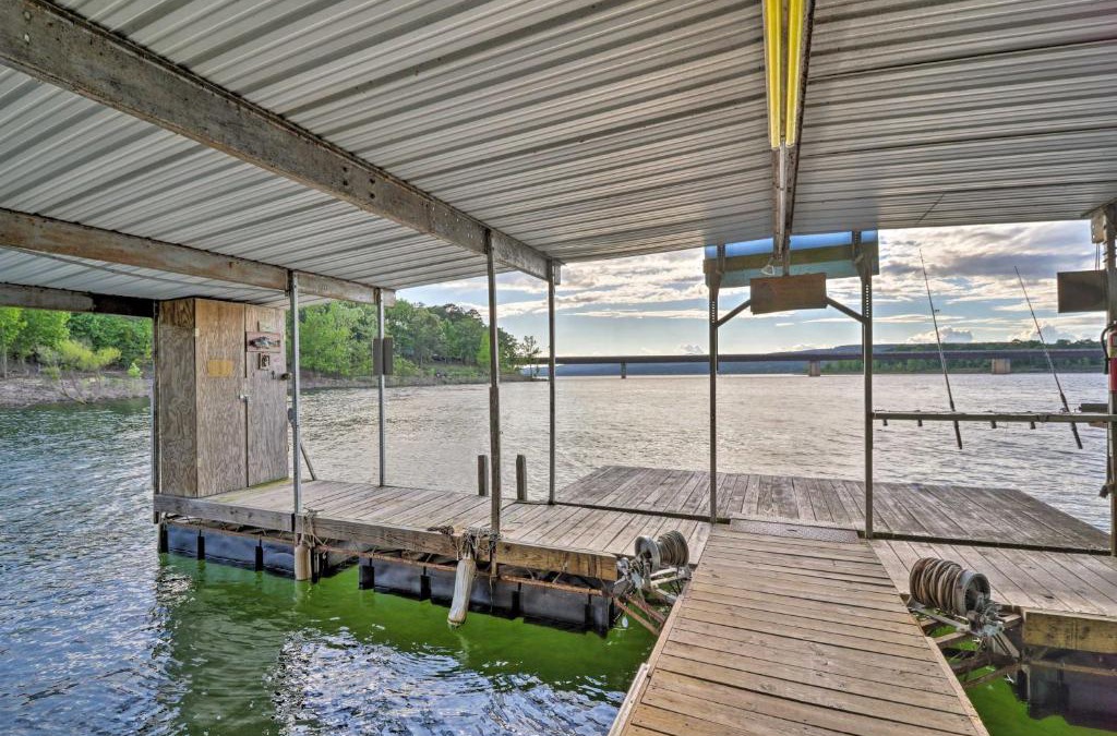 Greers Ferry House | Lakefront Greers Ferry Cabin with Covered Boat Slip!