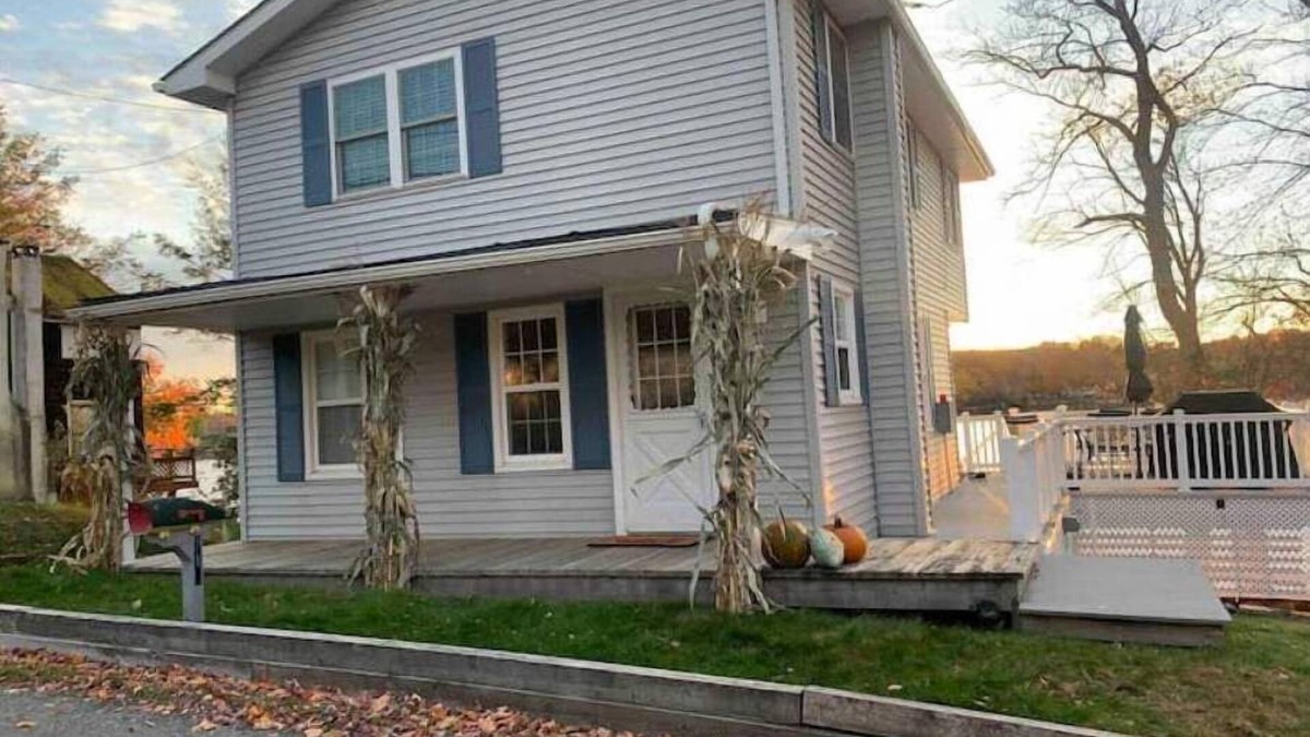 Carbondale House | Lakefront Home!