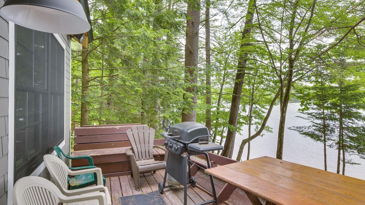 Turner Cabin | Lakefront Hartford Cabin w/Canoe & Boat Ramp