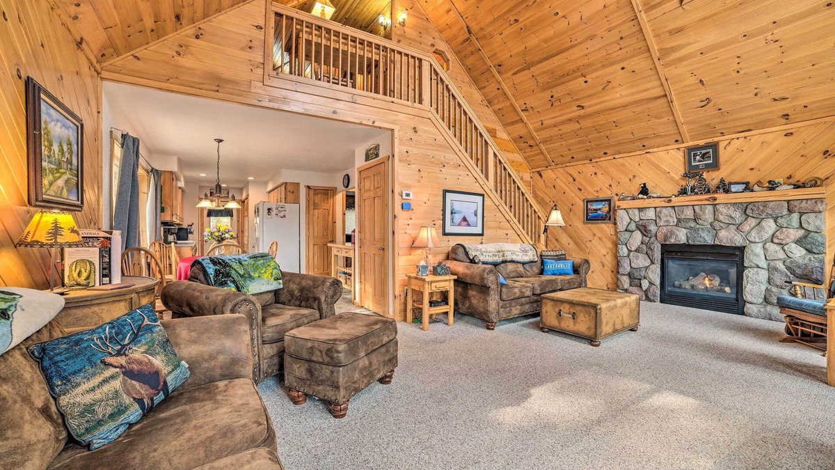 Hawks House | Lakefront Hawks Getaway - Fire Pit & Kayaks!