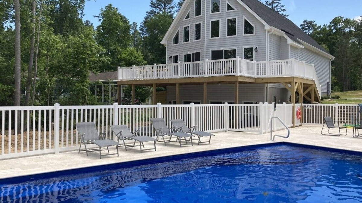 Macon House | Lakefront, Heated Pool, Firepits, Deep Water, Kayaks, Pool Table, Sundeck