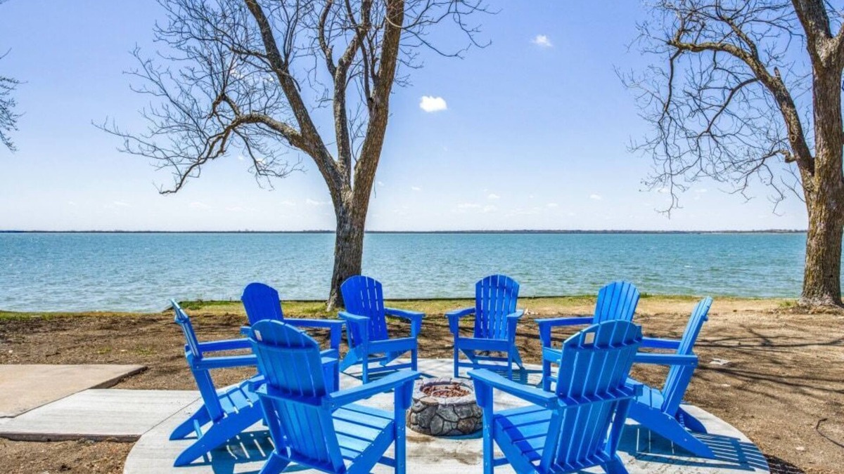 Heath House | Lakefront Heath Retreat