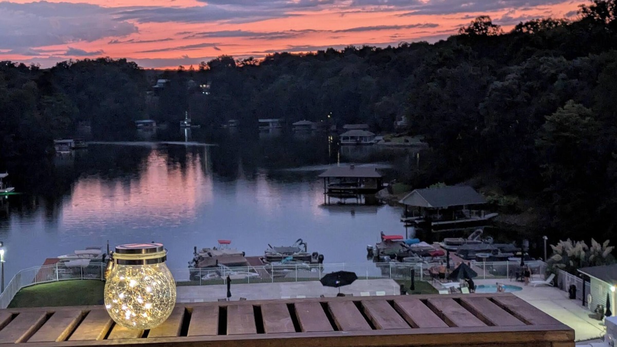North Shore Condo | Lakefront Hideaway - 2 Kayaks Included & Outdoor Balcony Perfect for Relaxing
